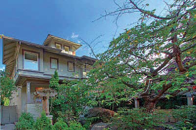 Home for sale by Seattle realtor Benjamin Chotzen. Click to Zoom.